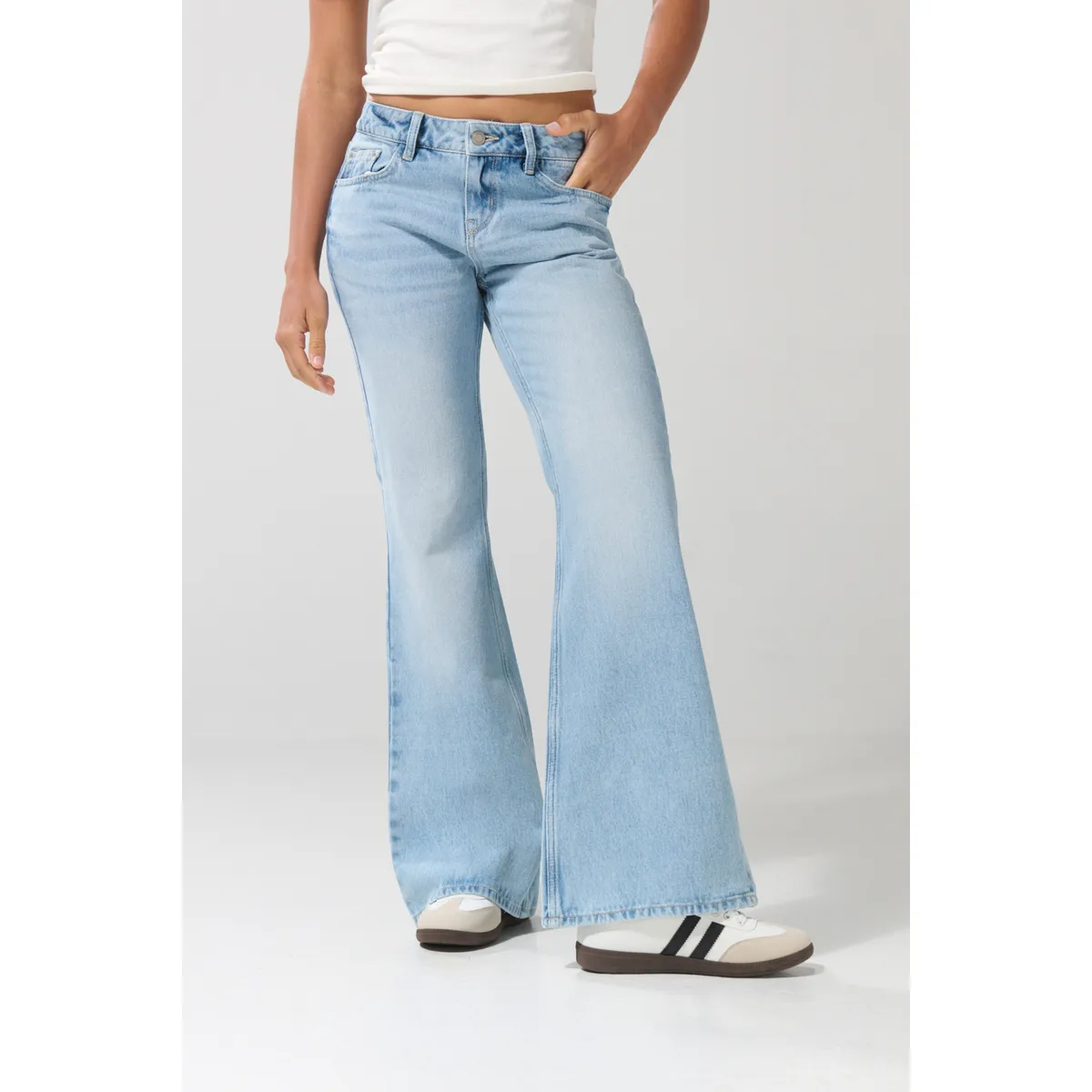 KOAJ - KOAJ Jean flare azul claro con bota ancha, desgastes y tiro Mujer