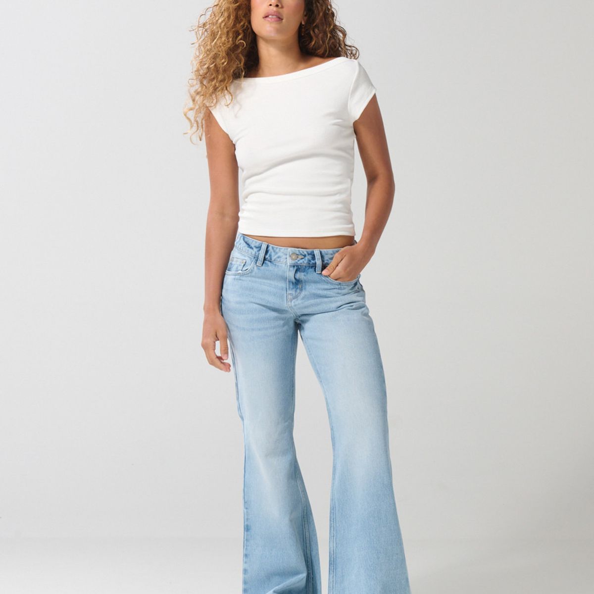 KOAJ - KOAJ Jean flare azul claro con bota ancha, desgastes y tiro Mujer