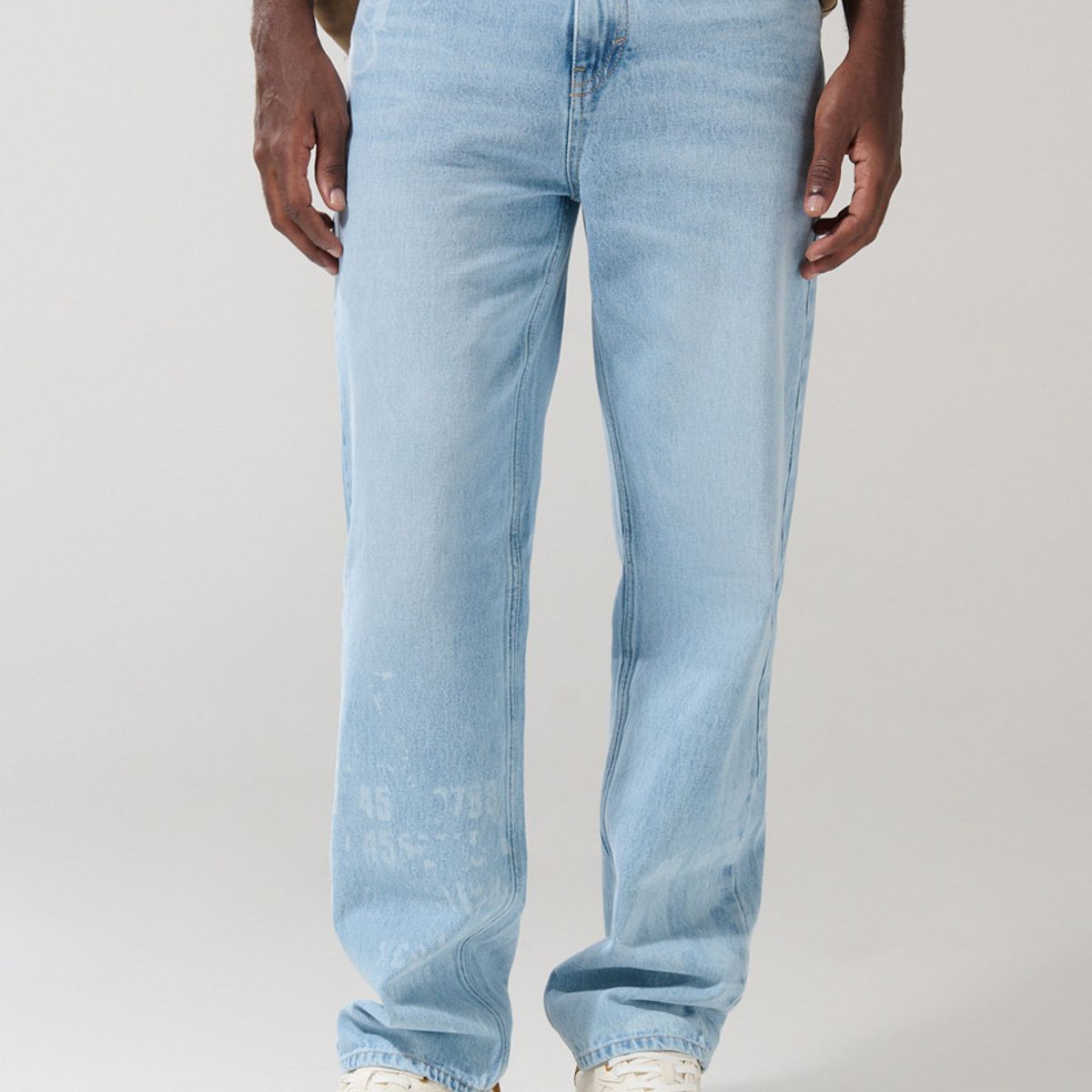 KOAJ - KOAJ Jean azul claro 90´S con diseños, bota ancha y tiro med