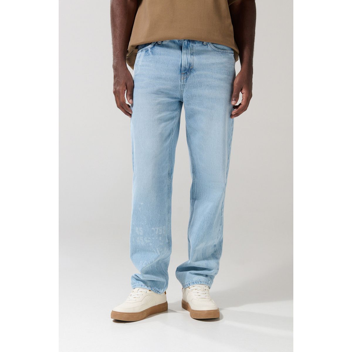 KOAJ - KOAJ Jean azul claro 90´S con diseños, bota ancha y tiro med