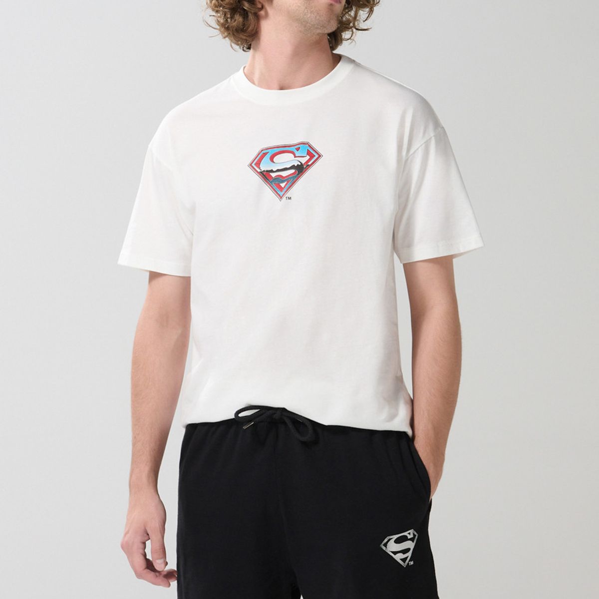 KOAJ - KOAJ Bermuda negra con bolsillos laterales y diseño de Super Hombre