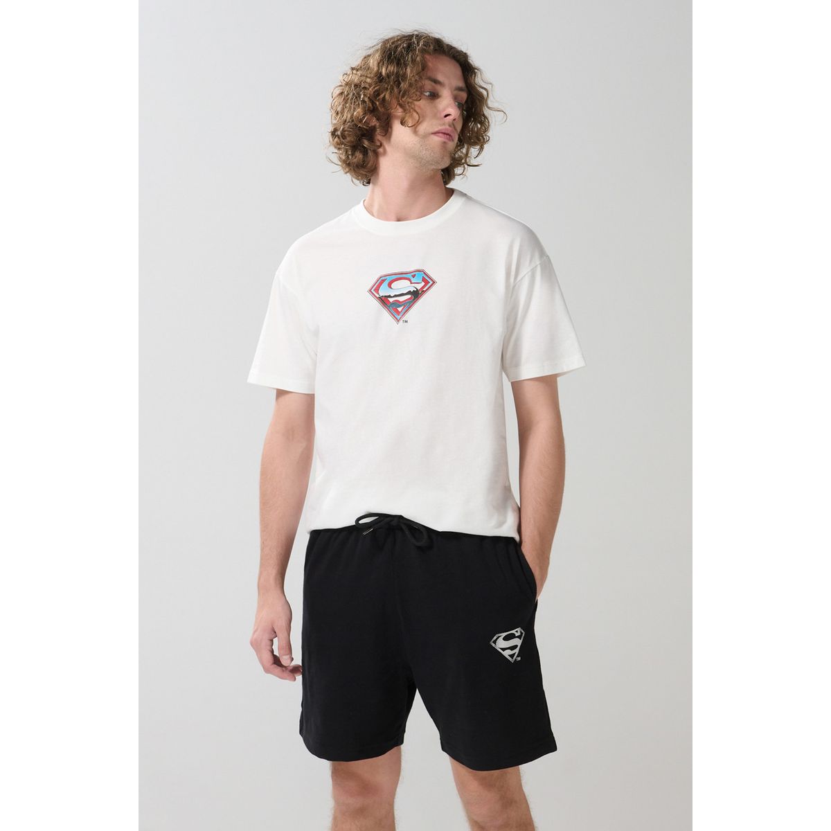 KOAJ - KOAJ Bermuda negra con bolsillos laterales y diseño de Super Hombre