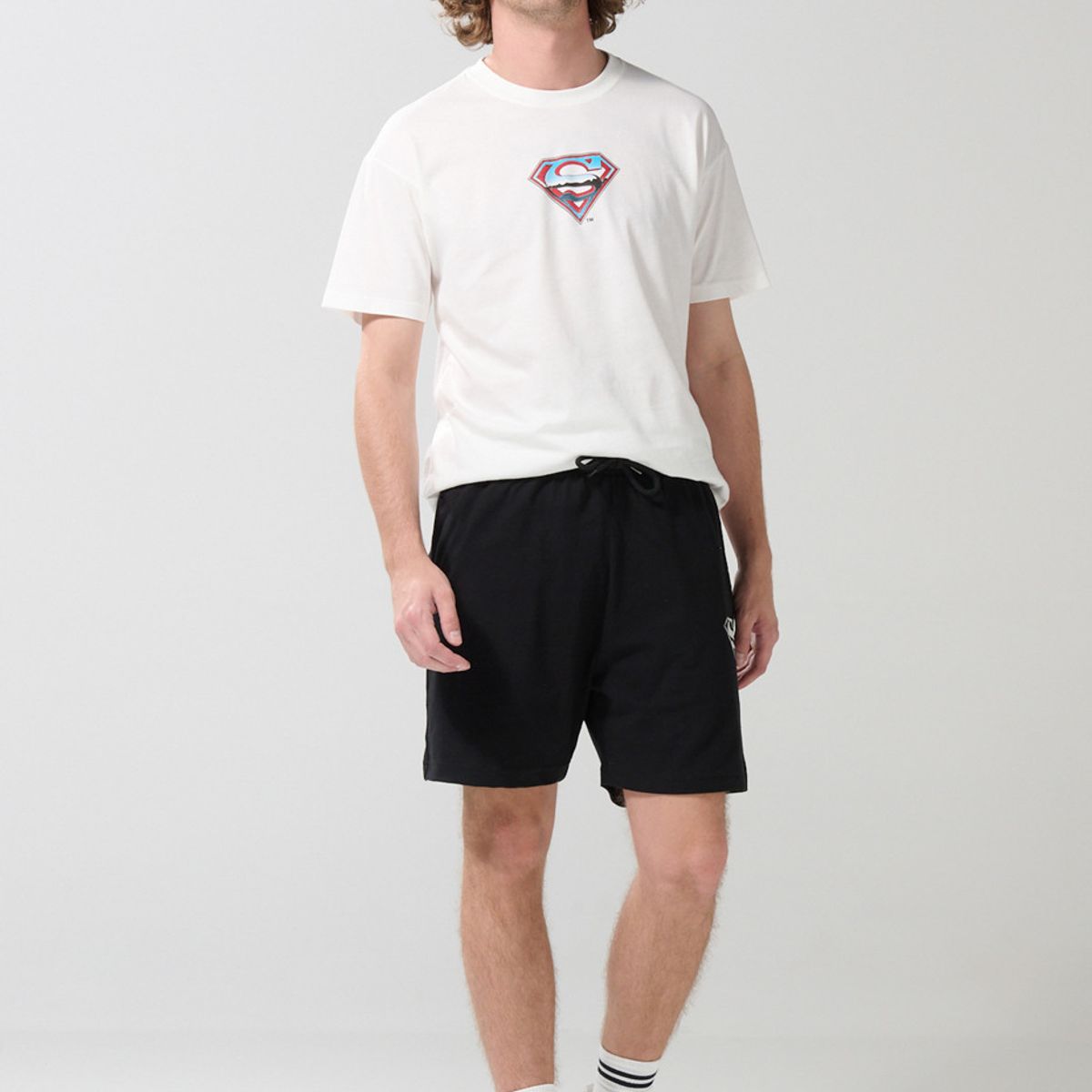 KOAJ - KOAJ Bermuda negra con bolsillos laterales y diseño de Super Hombre