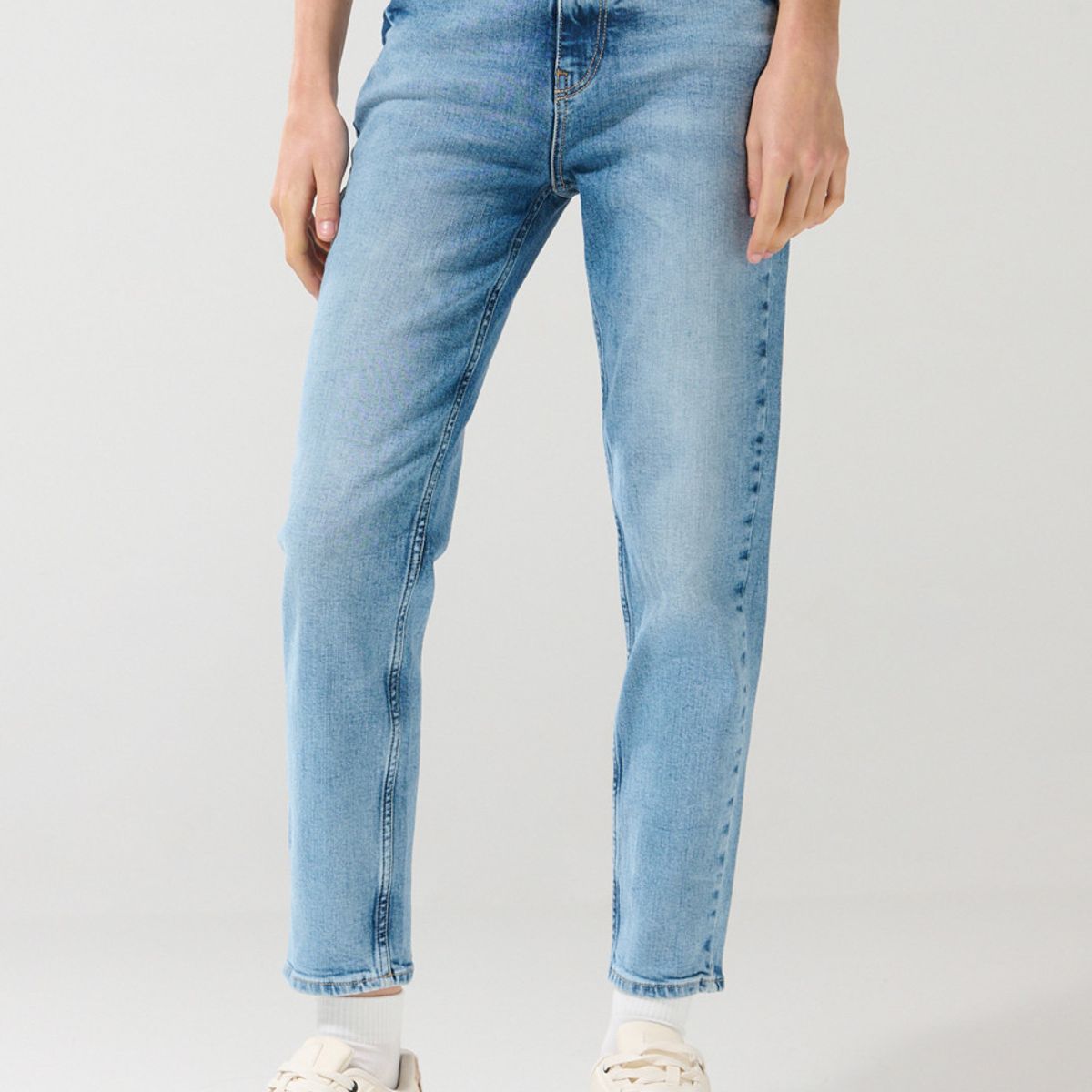 KOAJ - KOAJ Jean mom súper tiro alto azul claro con desgastes