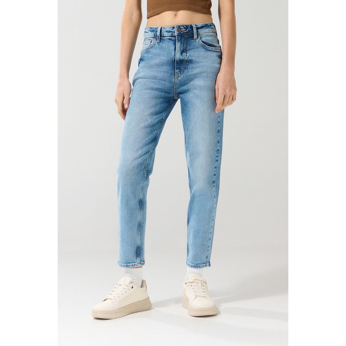 KOAJ - KOAJ Jean mom súper tiro alto azul claro con desgastes