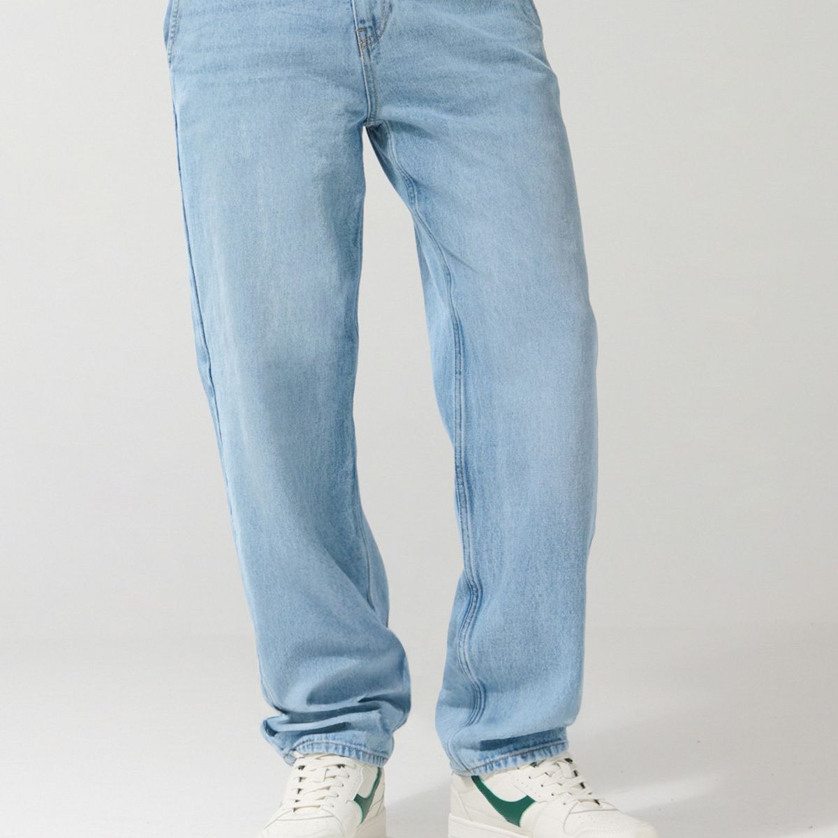 KOAJ - KOAJ Jean skater azul claro con bota ancha y tiro medio Hombre