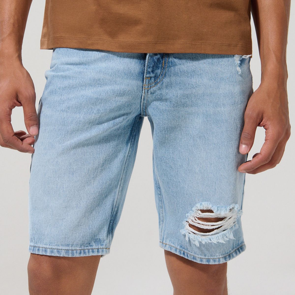 KOAJ - KOAJ Bermuda en jean slim azul claro con rotos y tiro bajo Hombre