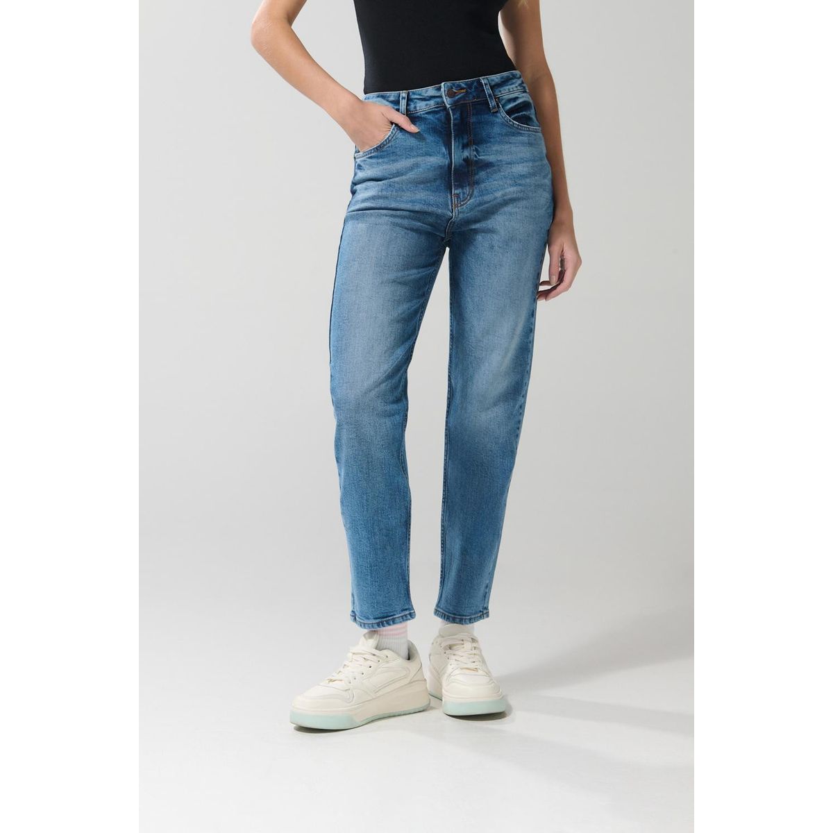 KOAJ - KOAJ Jean mom tiro súper alto azul claro con bota recta y bo Mujer