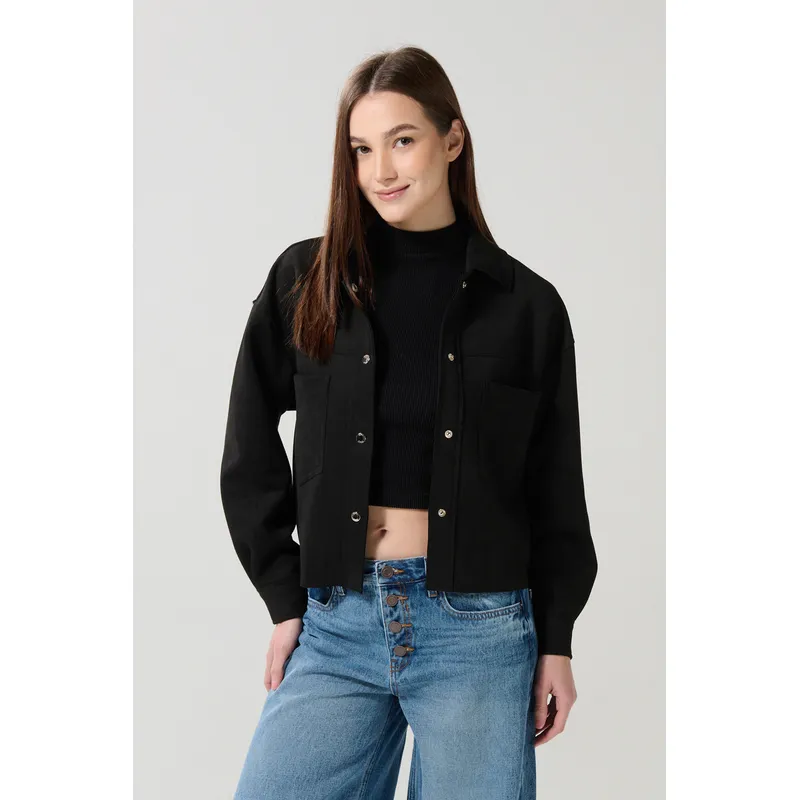KOAJ - KOAJ Chaqueta unicolor con broches, cuello trucker y bolsill Mujer
