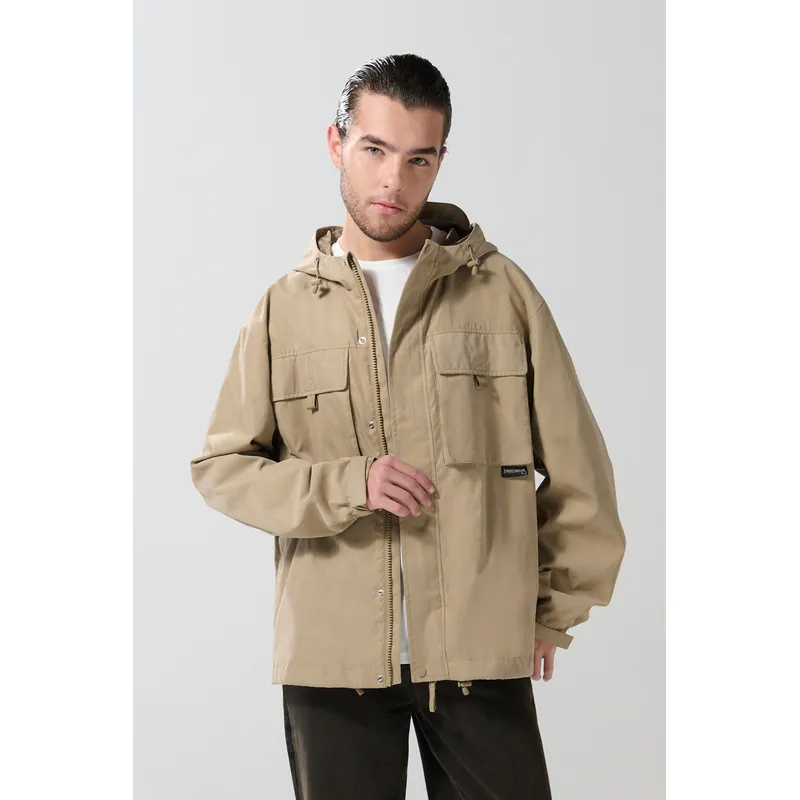 KOAJ - KOAJ Chaqueta unicolor liviana con bolsillos y capota Hombre