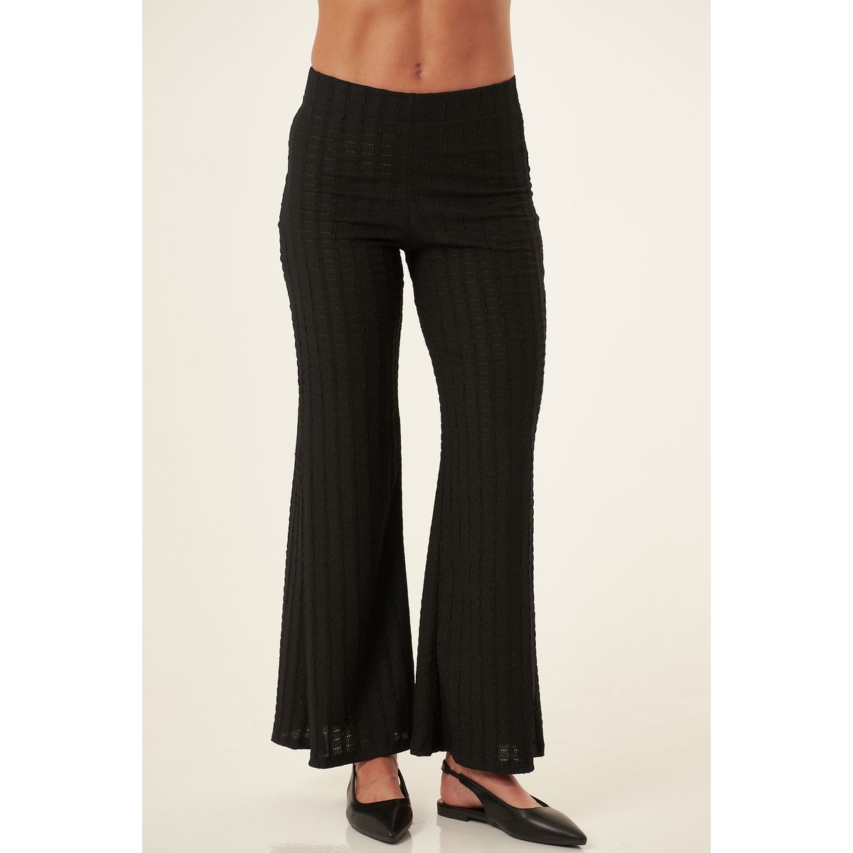 BELIFE - Pantalón bota campana negro en tejido suave para mujer