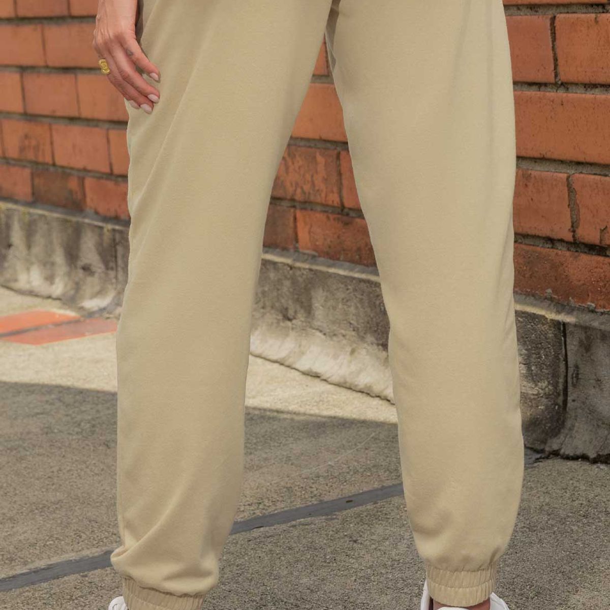 ATYPICAL - Jogger Mujer Latte Atypical 111946