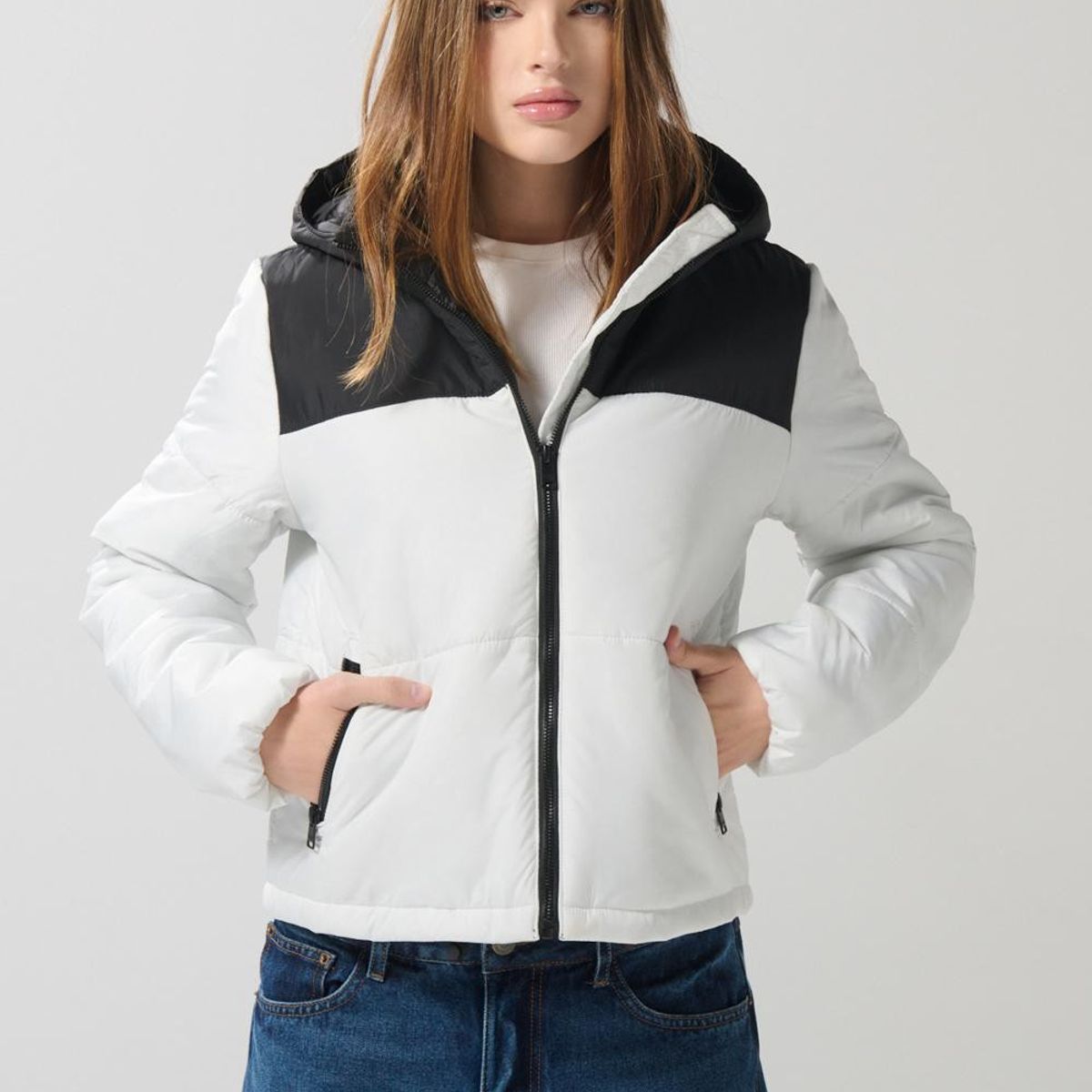 KOAJ - KOAJ Chaqueta unicolor acolchada con capota y corte en contr Mujer