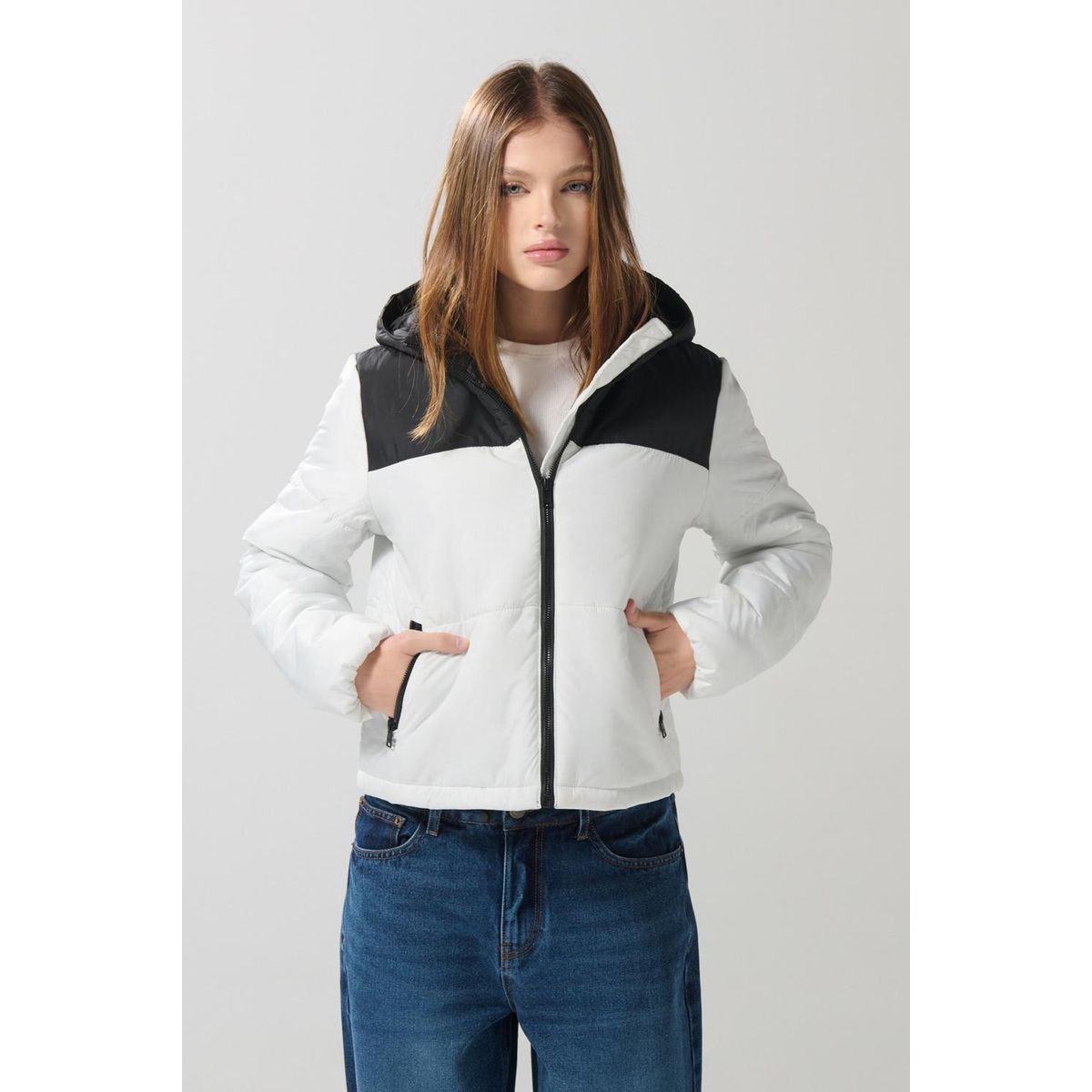 KOAJ - KOAJ Chaqueta unicolor acolchada con capota y corte en contr Mujer