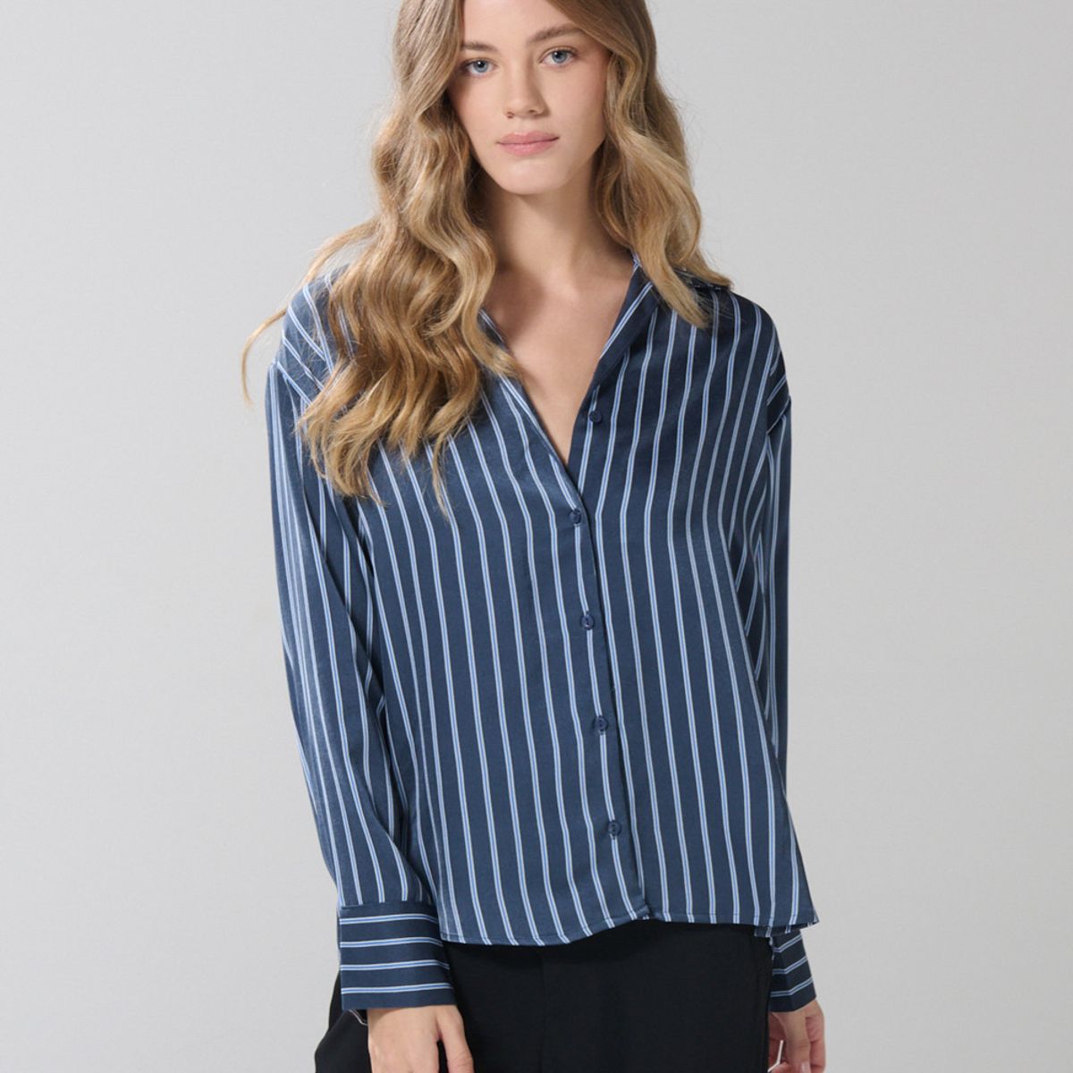 KOAJ - KOAJ Blusa en satín a rayas unicolor con manga larga Mujer