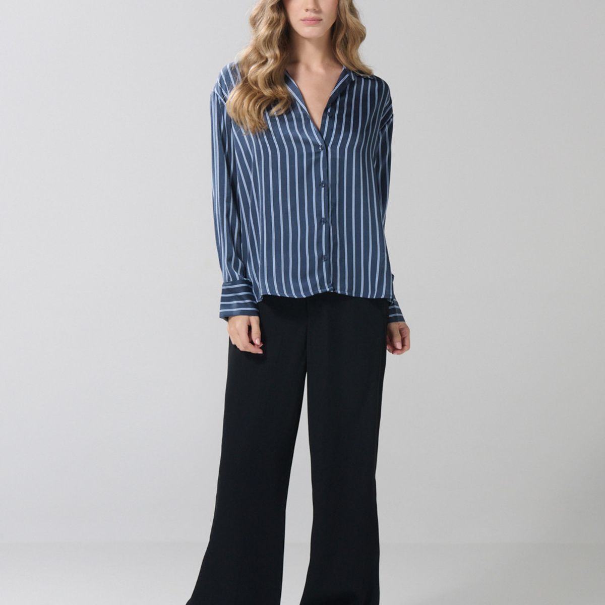 KOAJ - KOAJ Blusa en satín a rayas unicolor con manga larga Mujer