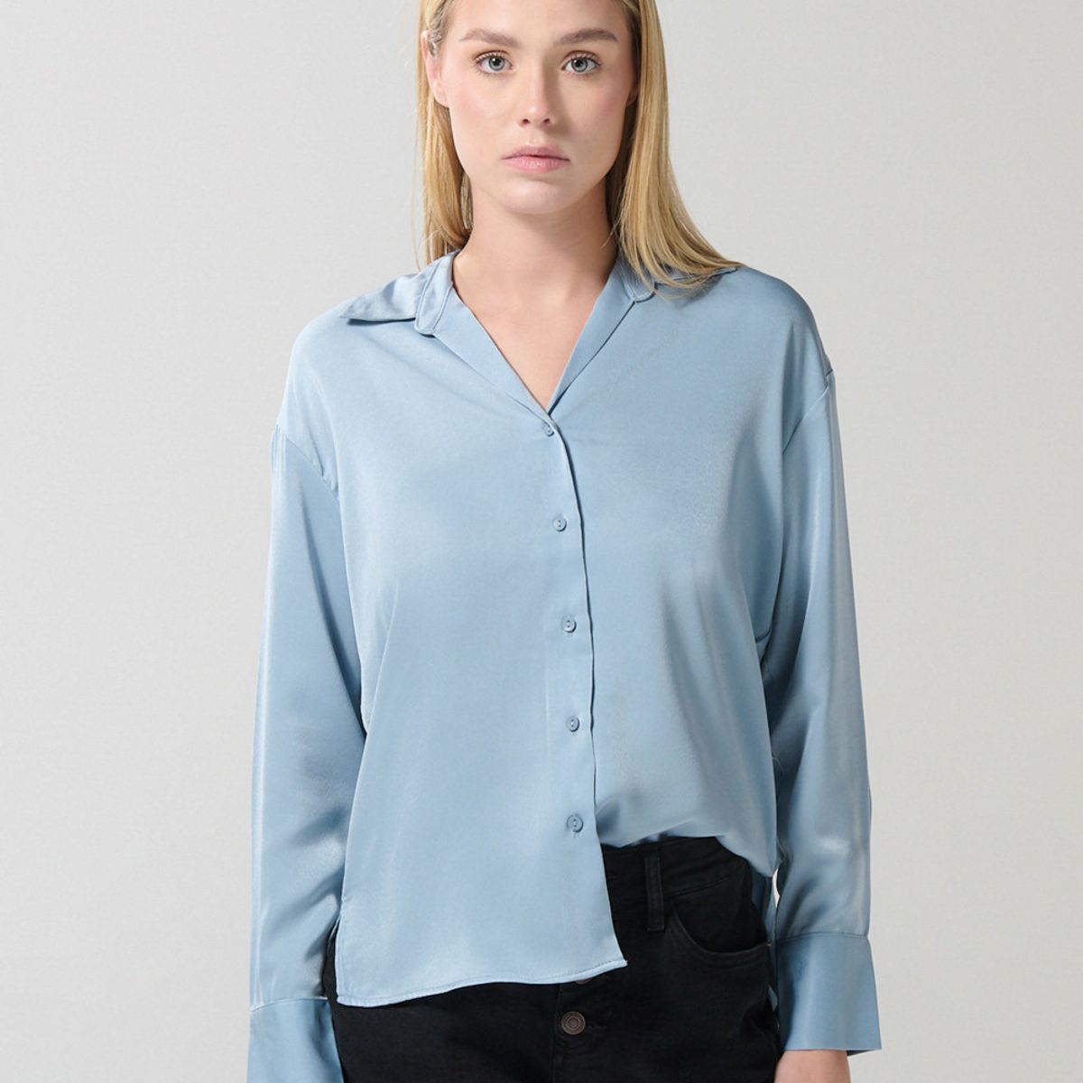 KOAJ - KOAJ Blusa en satín unicolor con manga larga y botones Mujer