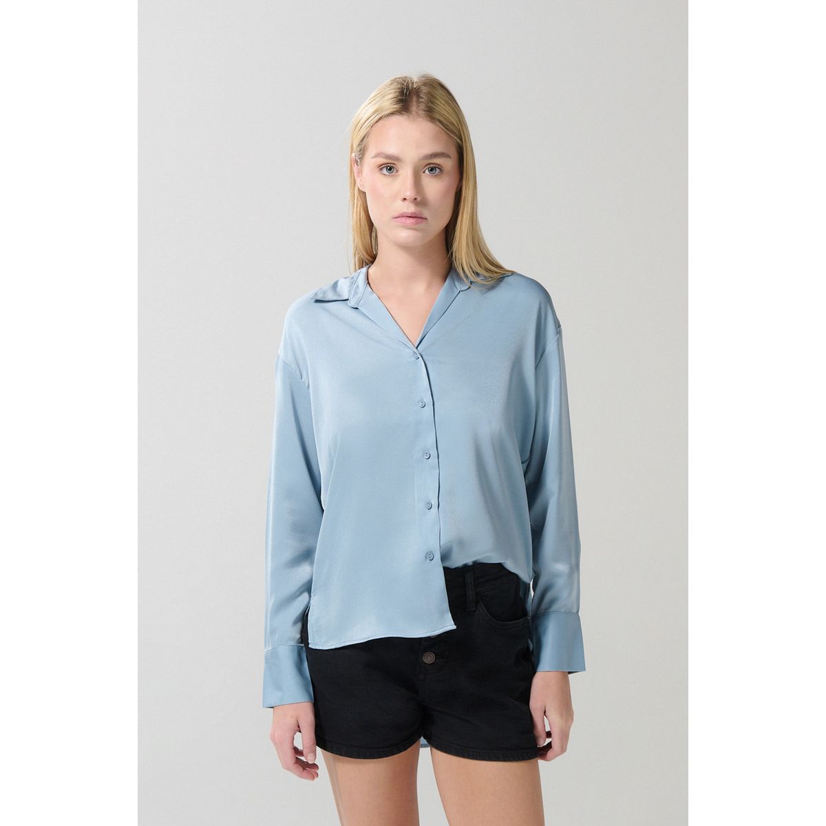 KOAJ - KOAJ Blusa en satín unicolor con manga larga y botones Mujer