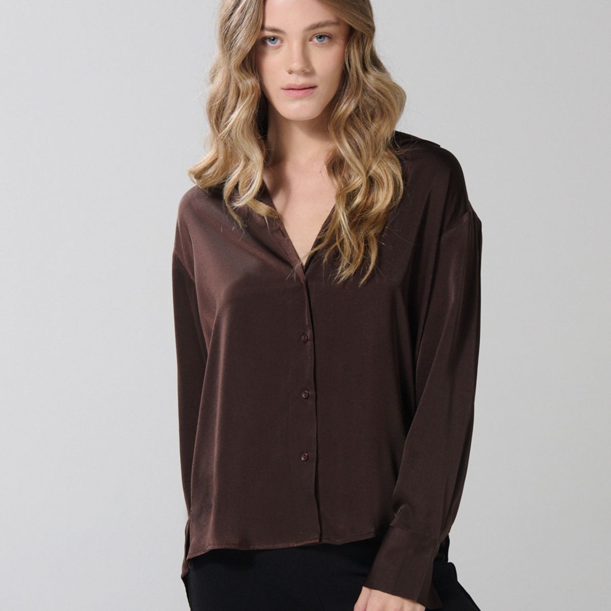 KOAJ - KOAJ Blusa en satín unicolor con manga larga y botones Mujer