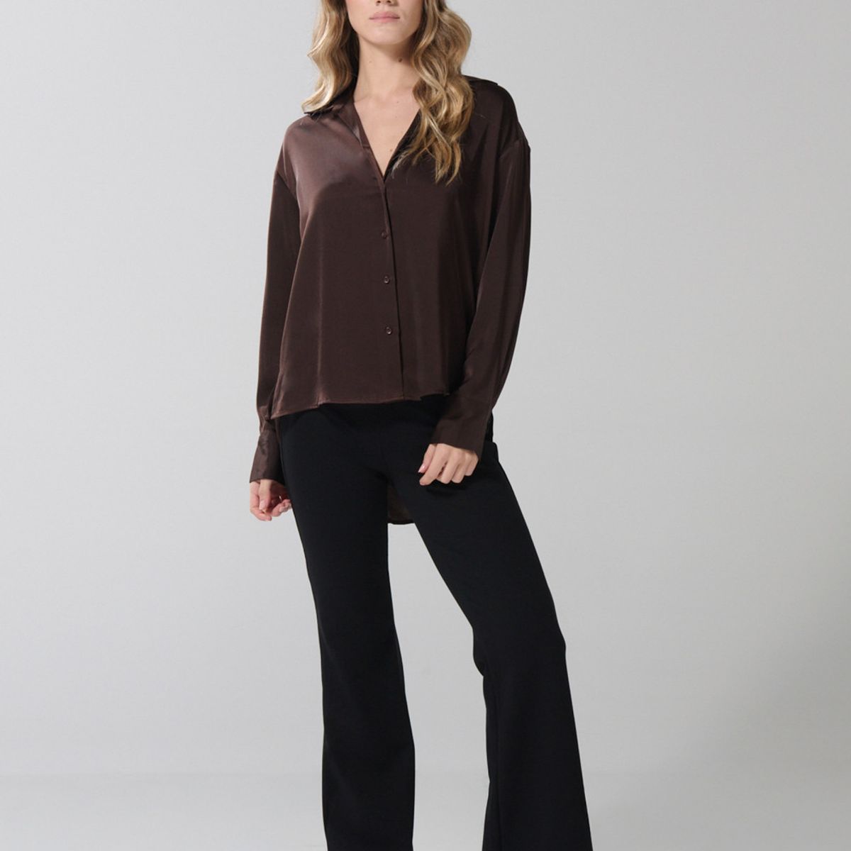 KOAJ - KOAJ Blusa en satín unicolor con manga larga y botones Mujer