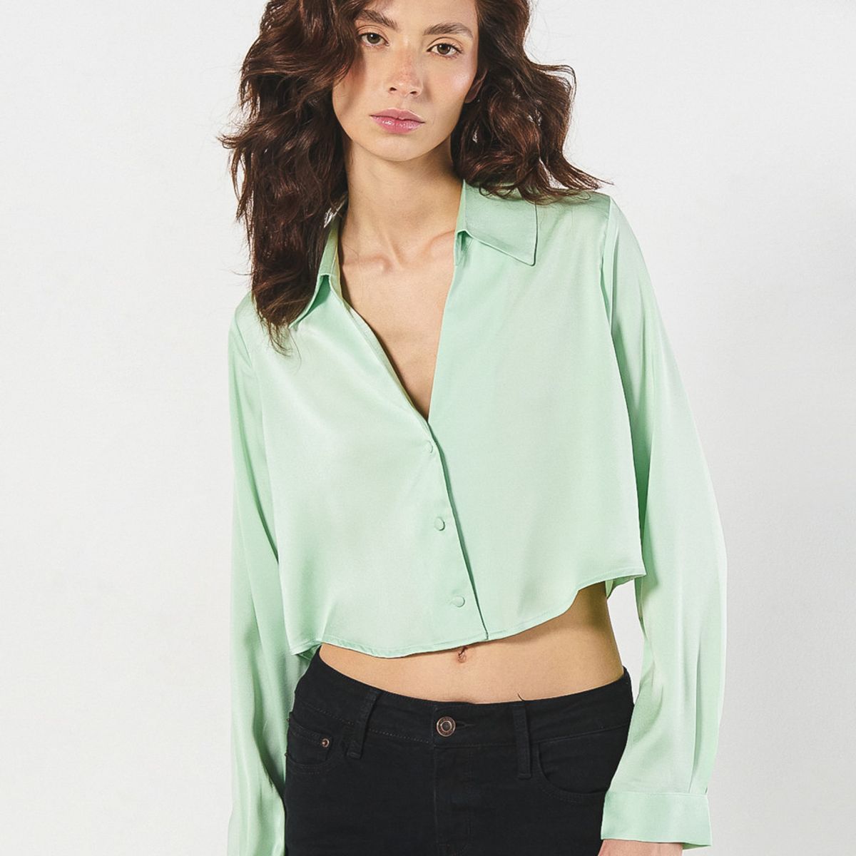 KOAJ - KOAJ Blusa crop top unicolor en satín oversize con manga lar Mujer