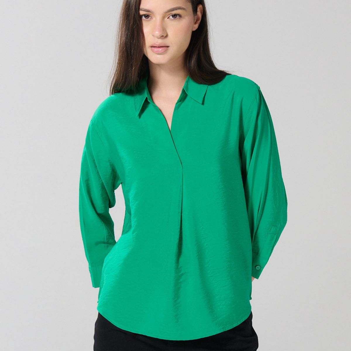 KOAJ - KOAJ Blusa manga 3/4 unicolor con cuello camisero y prense Mujer