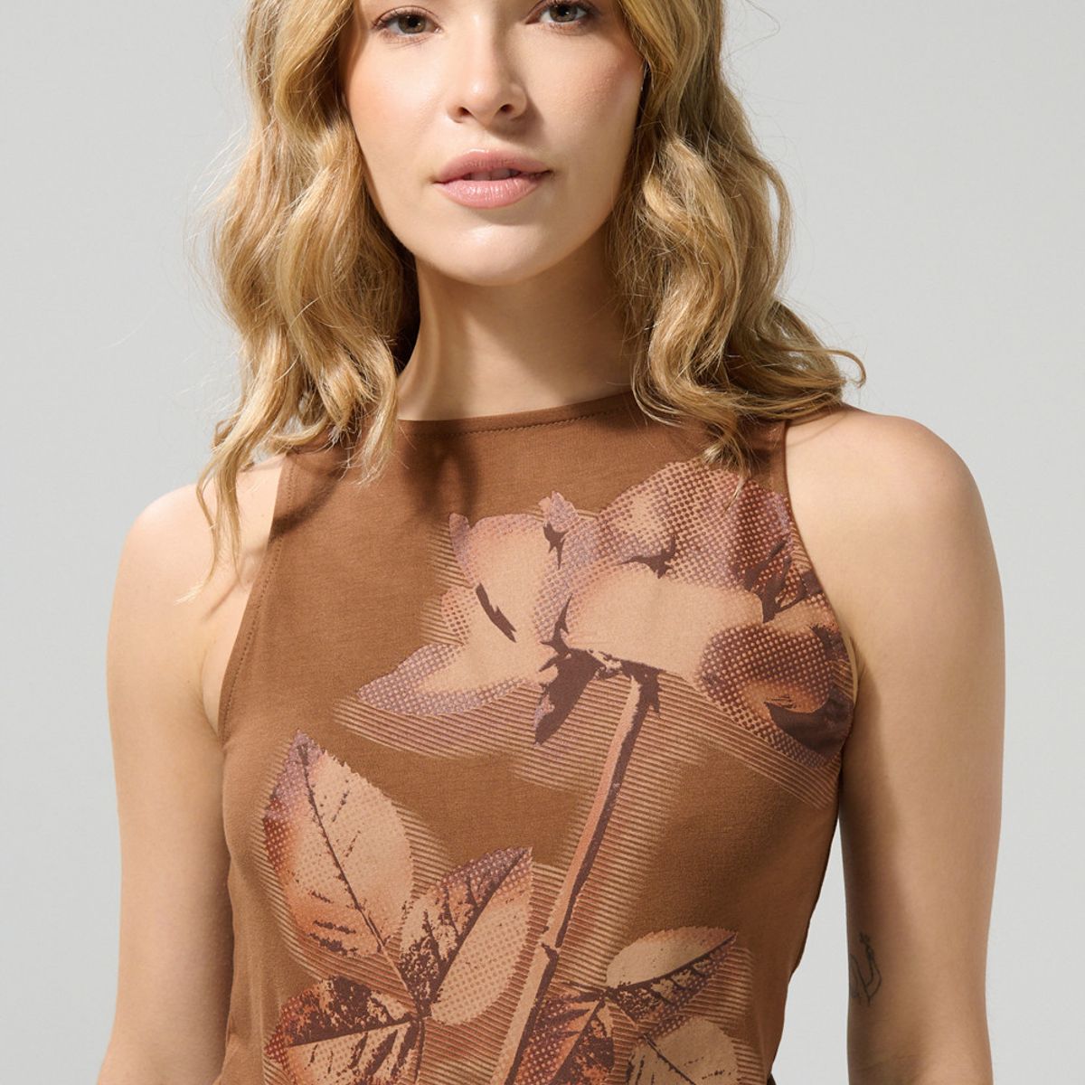 KOAJ - KOAJ Camiseta manga sisa café oscura con arte de flor Mujer