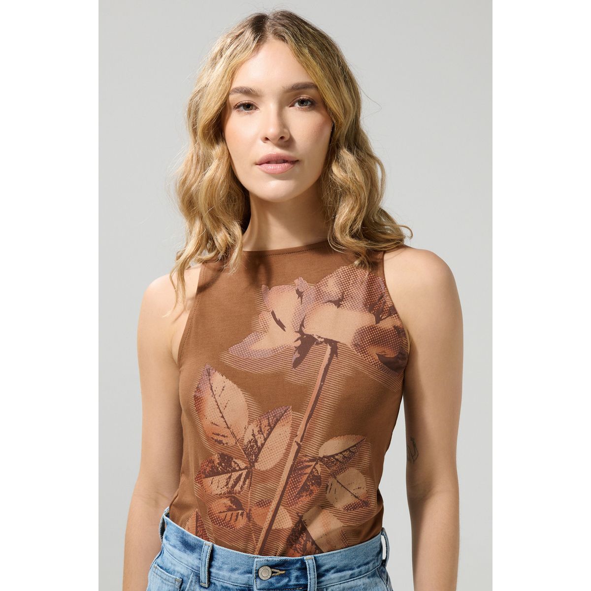 KOAJ - KOAJ Camiseta manga sisa café oscura con arte de flor Mujer