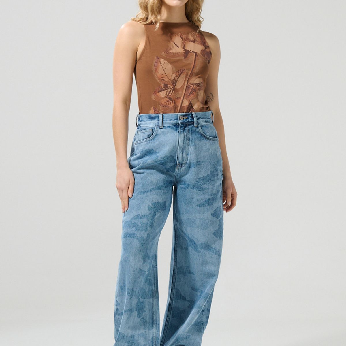 KOAJ - KOAJ Camiseta manga sisa café oscura con arte de flor Mujer