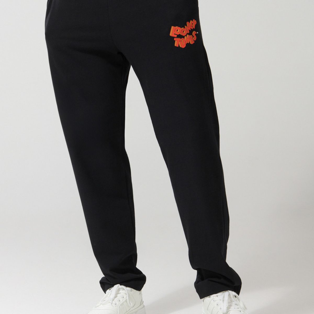 KOAJ - KOAJ Pantalón negro tipo jogger con estampado de Looney Tune Hombre