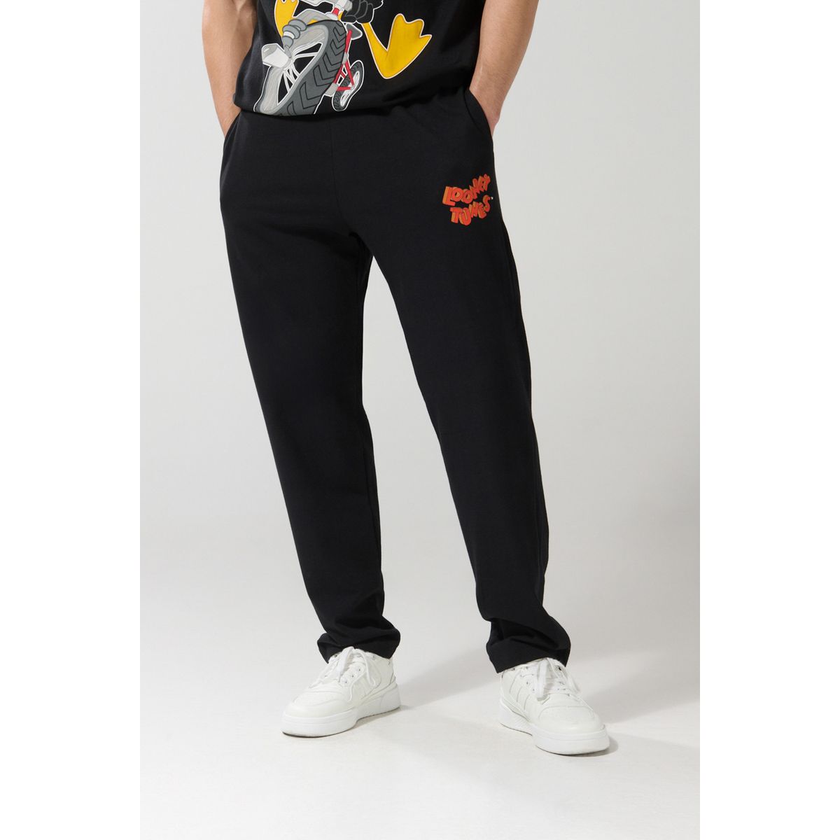 KOAJ - KOAJ Pantalón negro tipo jogger con estampado de Looney Tune Hombre
