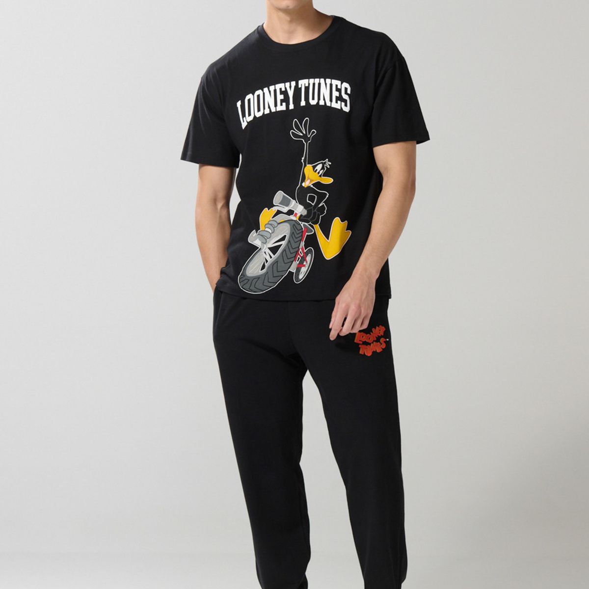 KOAJ - KOAJ Pantalón negro tipo jogger con estampado de Looney Tune Hombre
