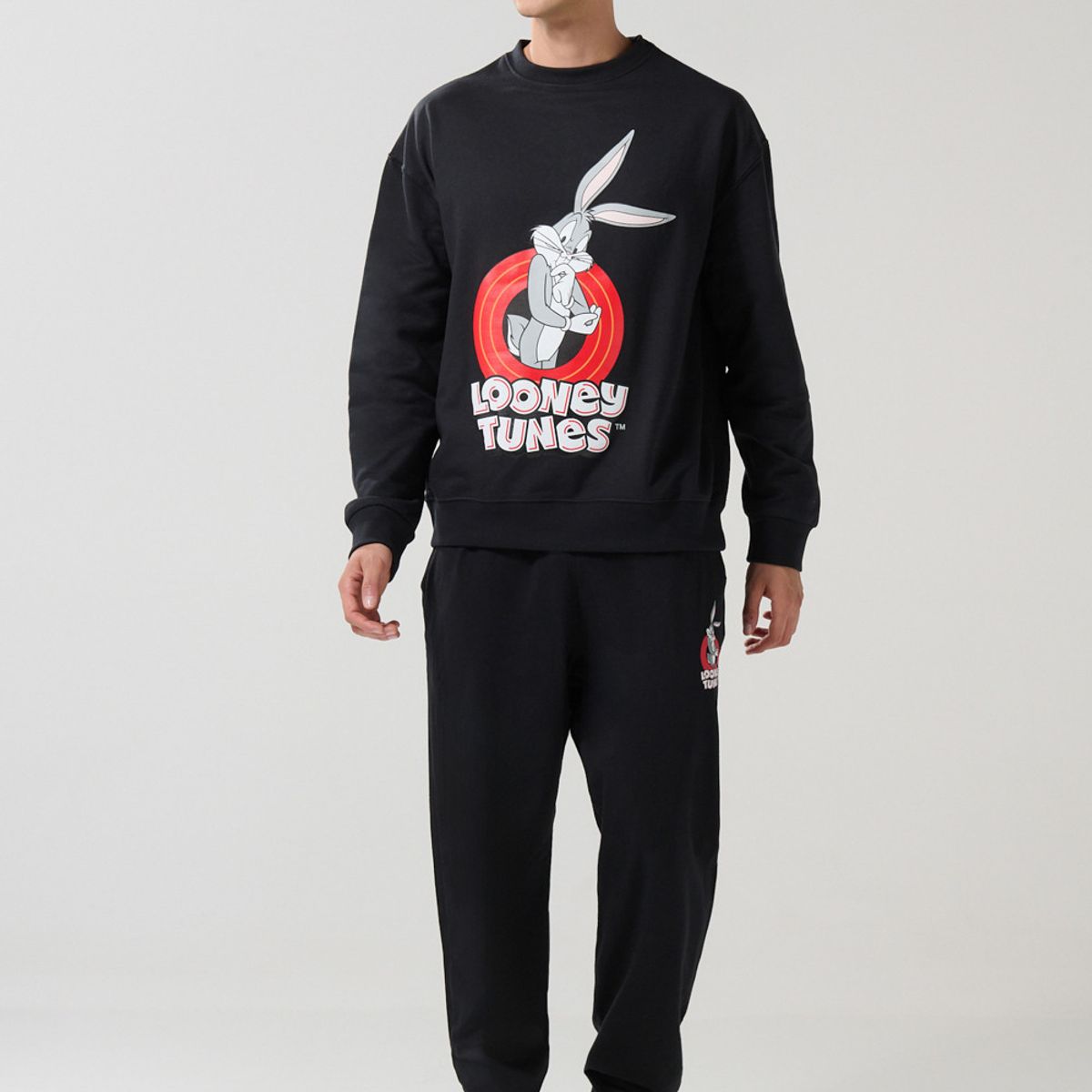 KOAJ - KOAJ Pantalón jogger negro con arte de Looney Tunes Hombre