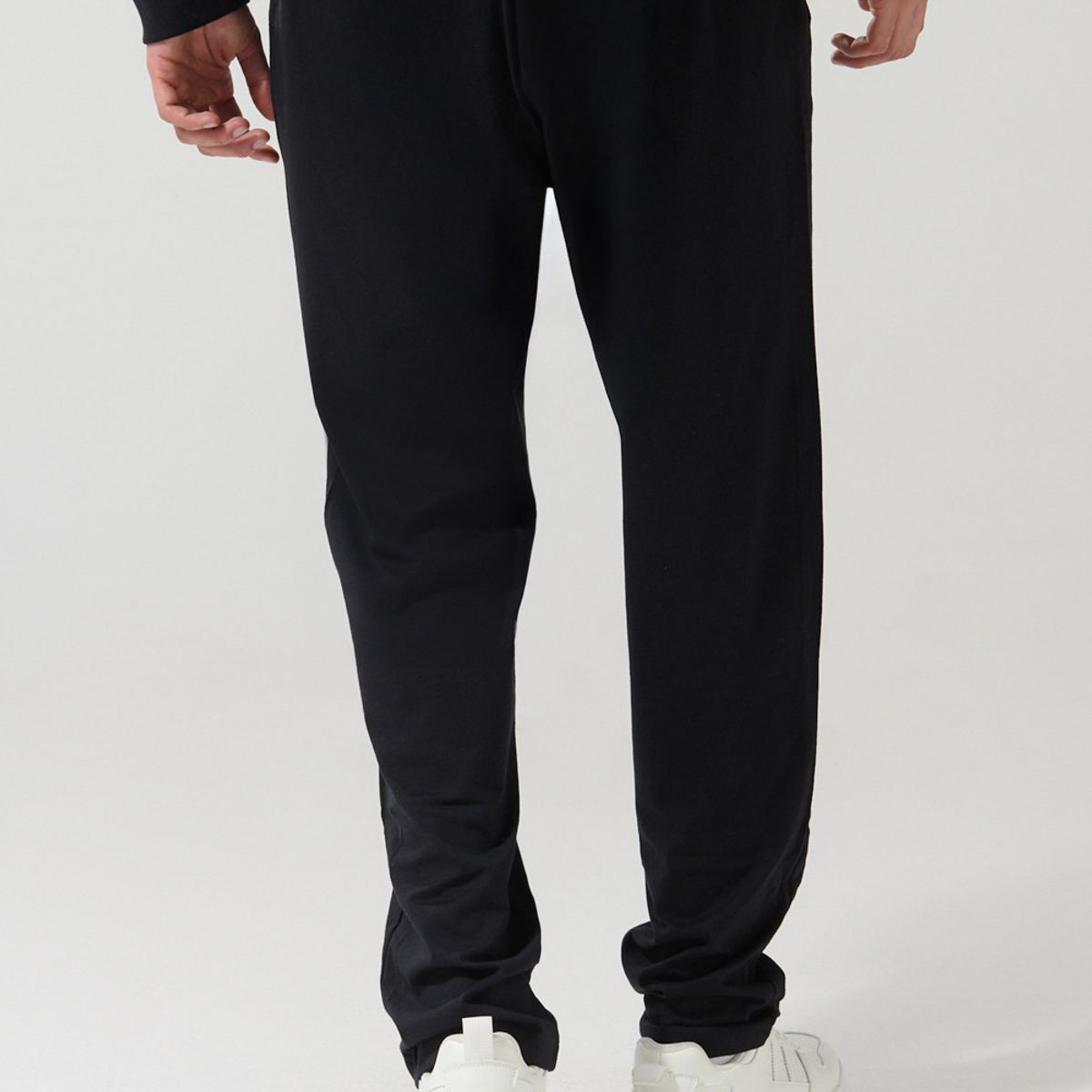 KOAJ - KOAJ Pantalón jogger negro con arte de Looney Tunes Hombre