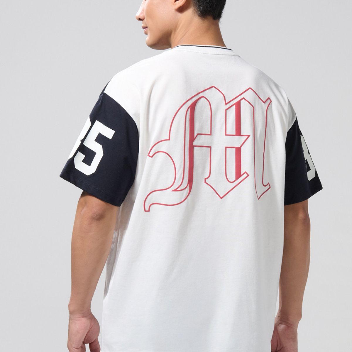 KOAJ - KOAJ Camiseta cuello V oversize crema clara con diseño colle Hombre