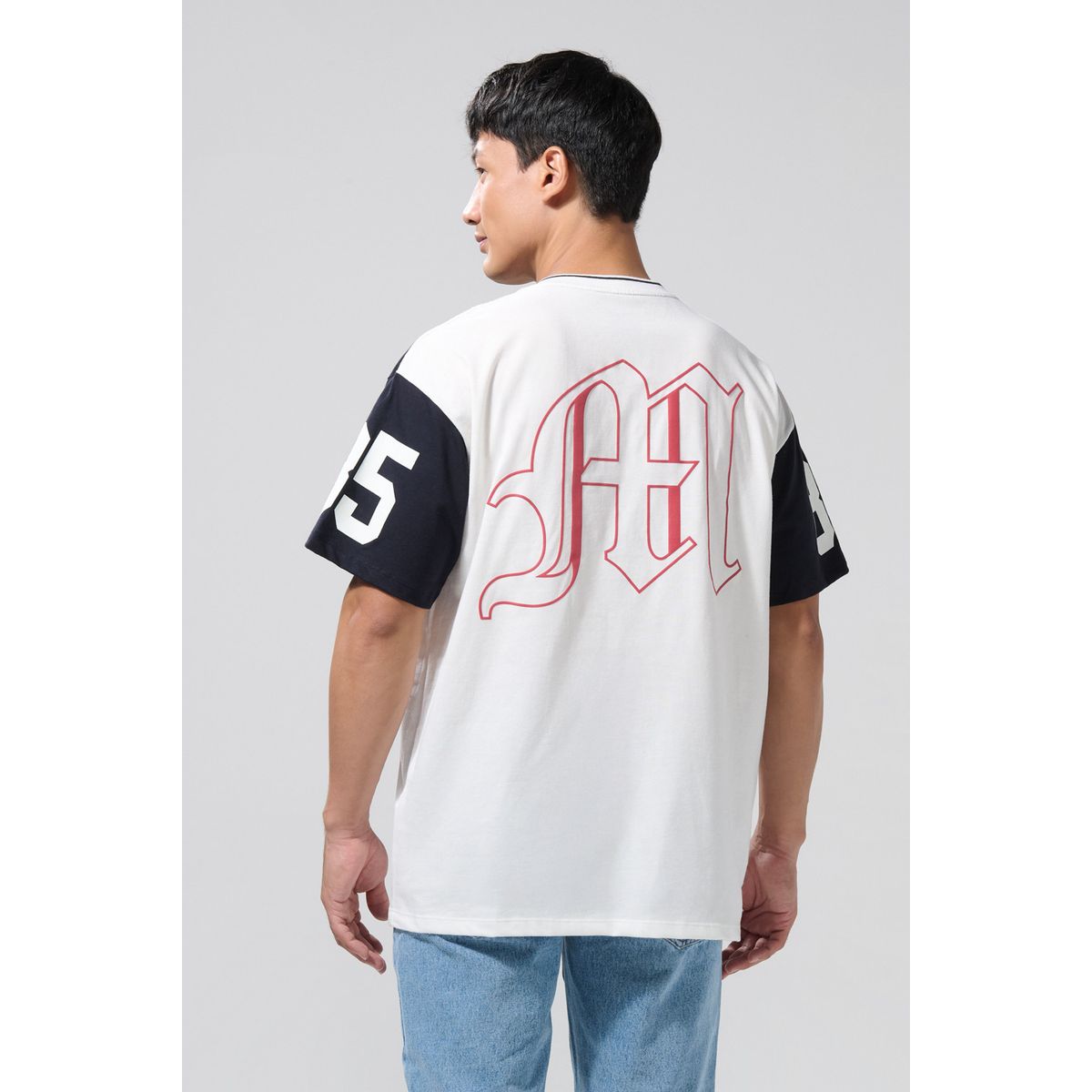 KOAJ - KOAJ Camiseta cuello V oversize crema clara con diseño colle Hombre