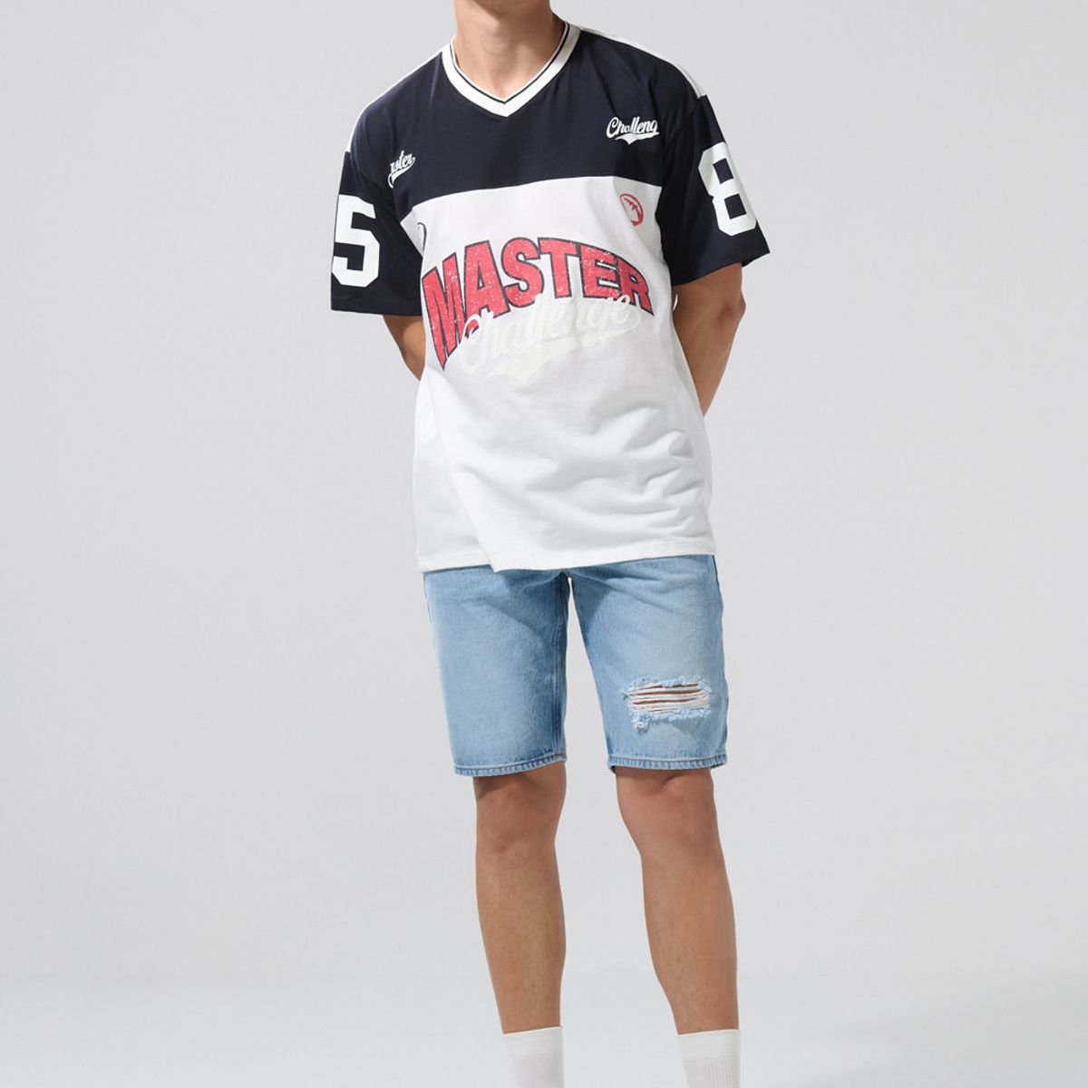 KOAJ - KOAJ Camiseta cuello V oversize crema clara con diseño colle Hombre