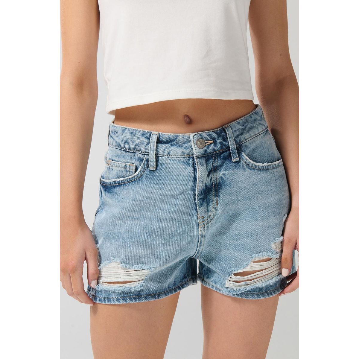 KOAJ - KOAJ Short azul claro en jean con tiro alto y rotos en frent Short azul claro en jean con tiro alto y rotos en frent Mujer