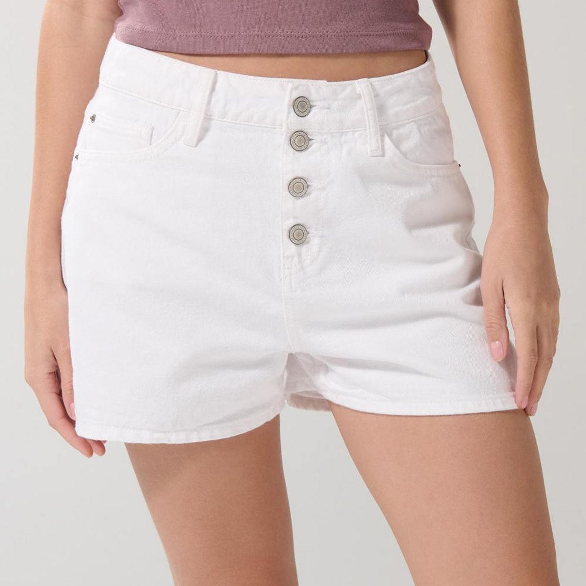 KOAJ - KOAJ Short blanco en jean con tiro alto y botones visibles Short blanco en jean con tiro alto y botones visibles Mujer