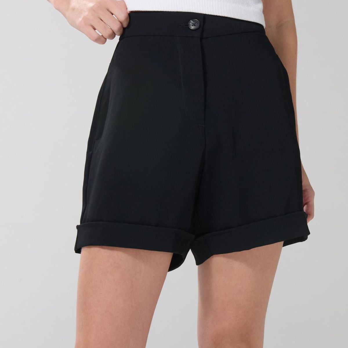 KOAJ - KOAJ Short negro en tela con tiro alto y doblez en bordes Mujer