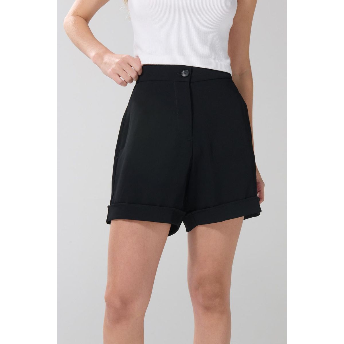 KOAJ - KOAJ Short negro en tela con tiro alto y doblez en bordes Mujer