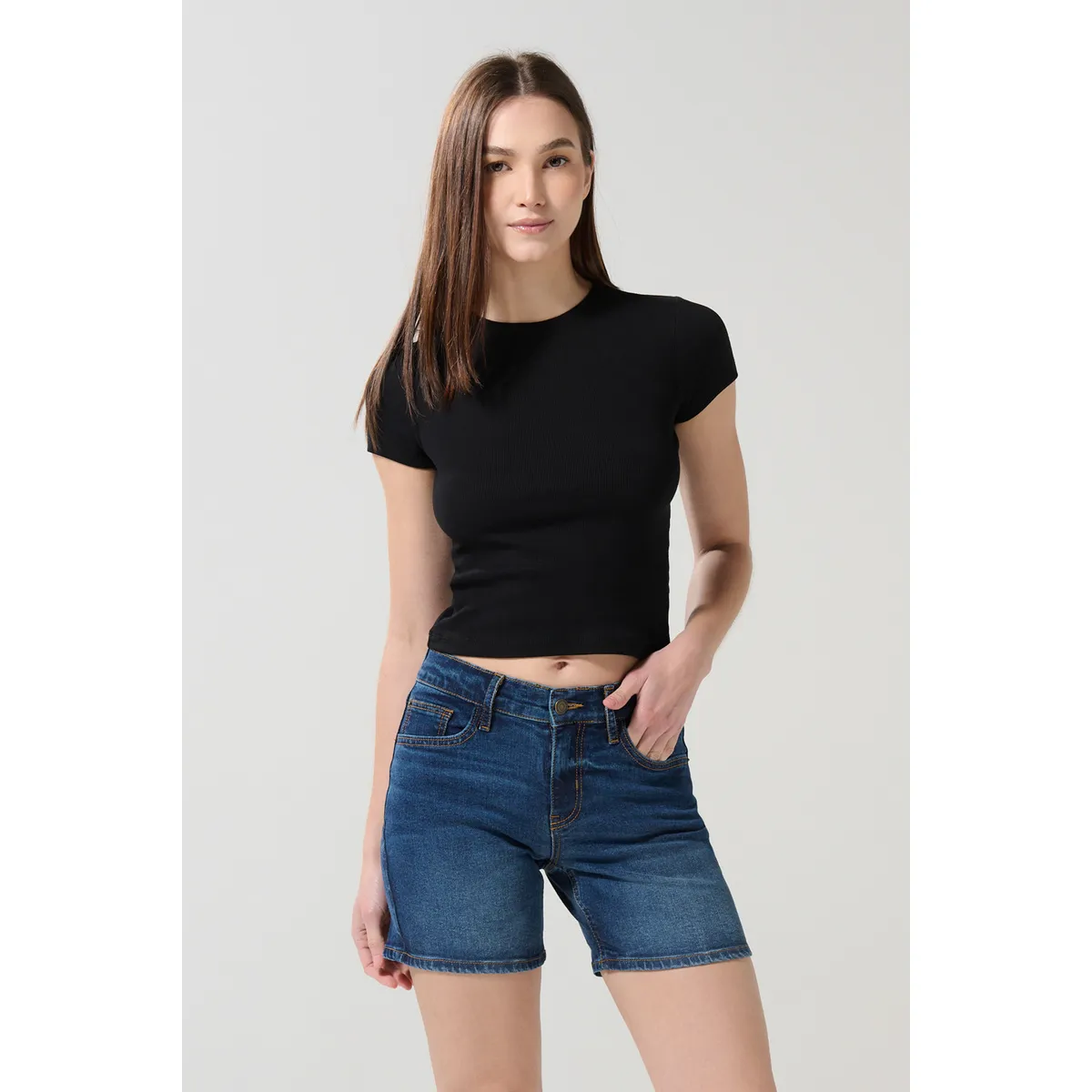 KOAJ - KOAJ Short en jean azul con costuras en contraste y tiro med Short en jean azul con costuras en contraste y tiro med Mujer
