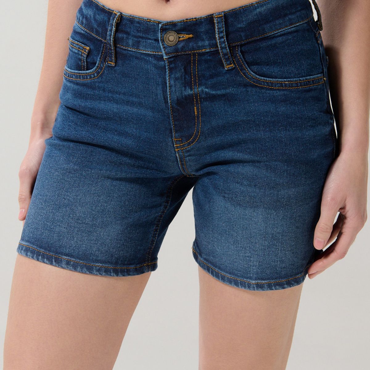 KOAJ - KOAJ Short en jean azul con costuras en contraste y tiro med Short en jean azul con costuras en contraste y tiro med Mujer