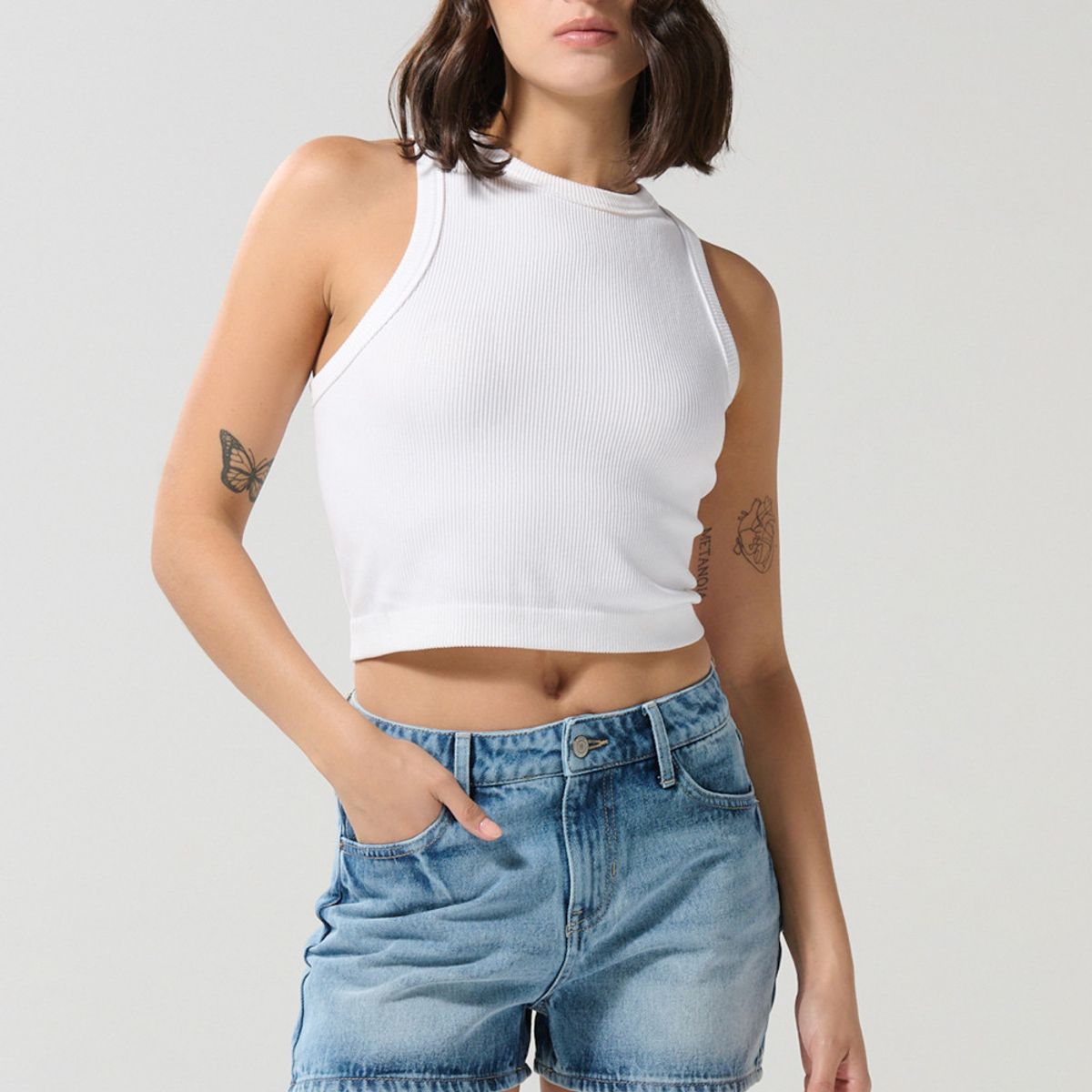 KOAJ - KOAJ Short de jean azul claro con desgastes ligeros y tiro a Short de jean azul claro con desgastes ligeros y tiro a Mujer