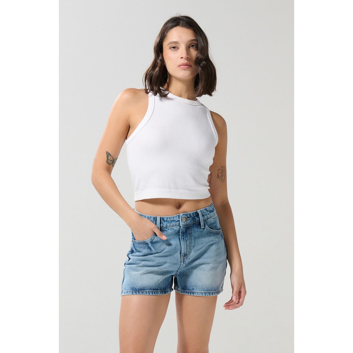 KOAJ - KOAJ Short de jean azul claro con desgastes ligeros y tiro a Short de jean azul claro con desgastes ligeros y tiro a Mujer