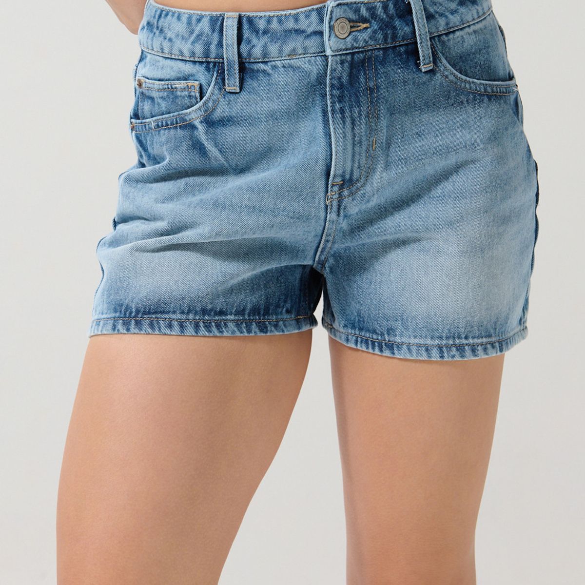 KOAJ - KOAJ Short de jean azul claro con desgastes ligeros y tiro a Short de jean azul claro con desgastes ligeros y tiro a Mujer