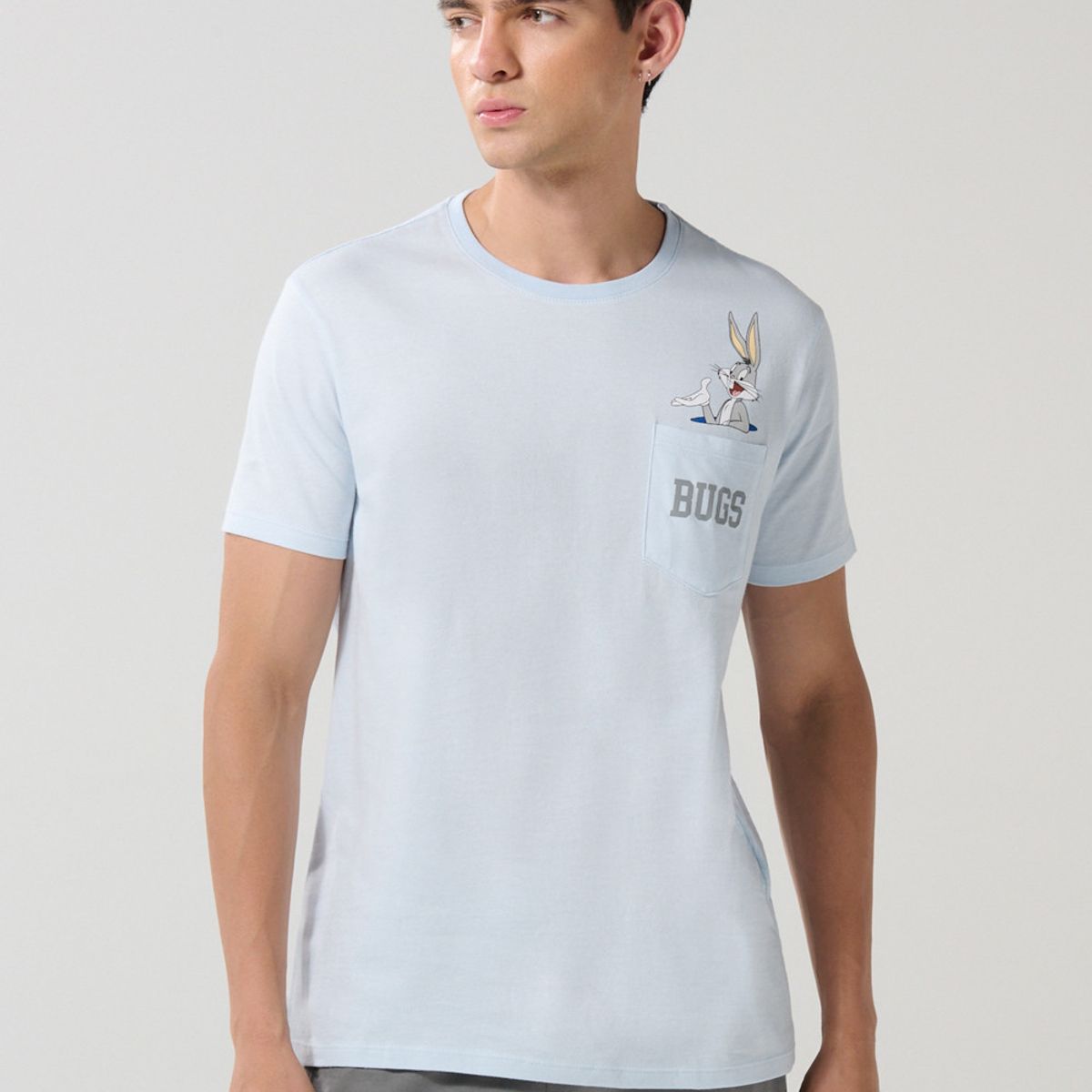 KOAJ - KOAJ Camiseta azul de Looney Tunes con bolsillo y manga cort Hombre