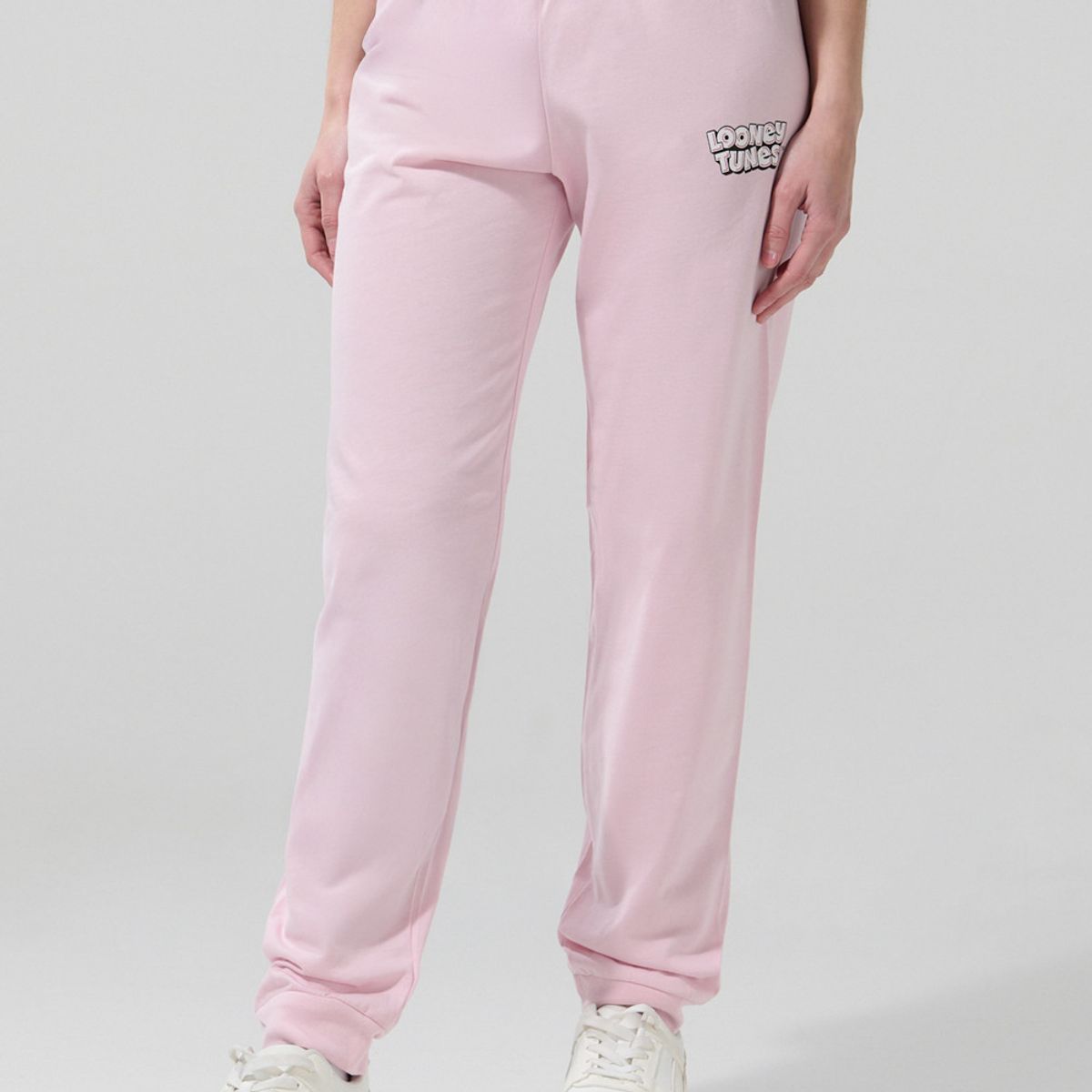 KOAJ - KOAJ Pantalón rosado claro jogger con arte de Looney Tunes Mujer