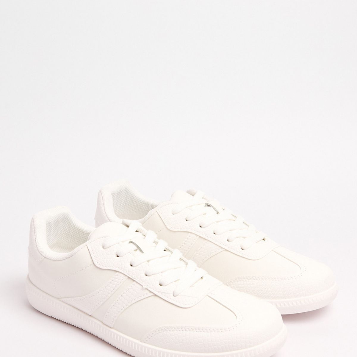 KOAJ - KOAJ Tenis estilo urbano, negro y blanco con piezas en contr Mujer