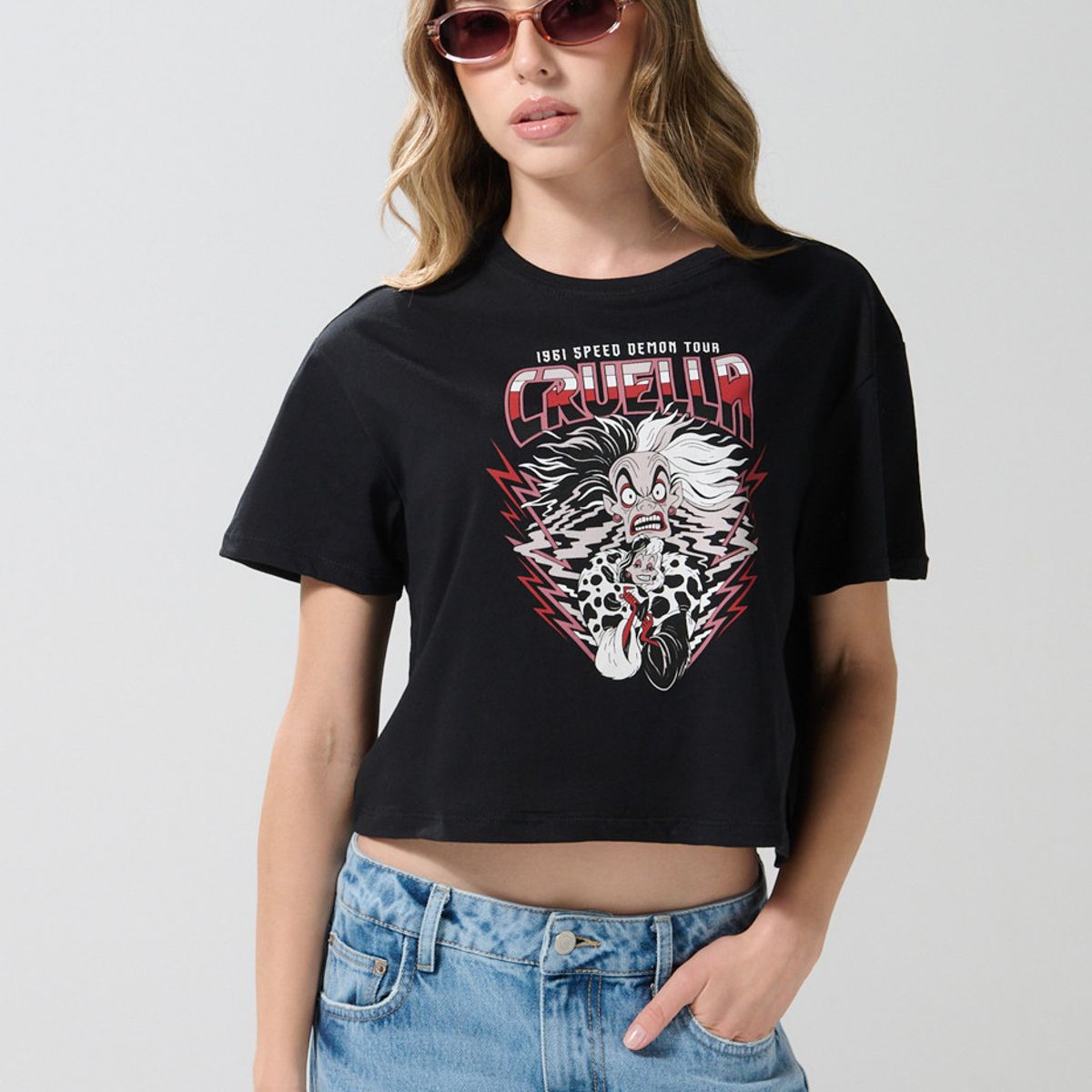 KOAJ - KOAJ Camiseta crop top negra con estampado de Cruella de Vil Mujer